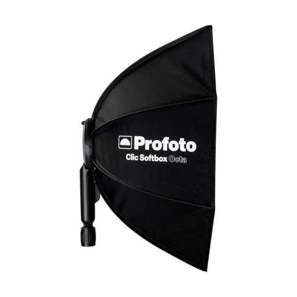 Profoto_Click_Softbox_Octa_003 Musta Profoto Click Softbox Octa on esillä sivuttain valkoisella pohjalla, ja sen valkoinen logo ja tuotenimi ovat pehmeässä, pyöreässä kahdeksankulmaisessa etupaneelissa.