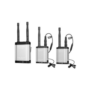 Kuvassa on kolme Saramonic Vlink2 Kit2 (TX+TX+RX) langatonta mikrofoniyksikköä ja SR-C8 Kuljetuslaukku: yksi vastaanotin ja kaksi lähetintä antenneineen ja sylimikrofoneineen, kaikki valkoista taustaa vasten.