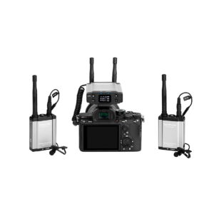 Saramonic Vlink2 Kit2 (TX+TX+RX) langaton järjestelmä antenneineen ja SR-C8 Kuljetuslaukku on esitetty valkoista taustaa vasten.