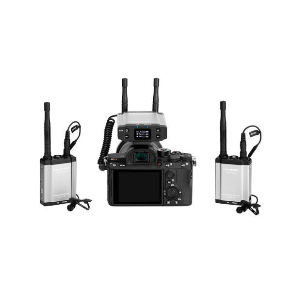 Saramonic Vlink2 Kit2 (TX+TX+RX) langaton järjestelmä antenneineen ja SR-C8 Kuljetuslaukku on esitetty valkoista taustaa vasten.