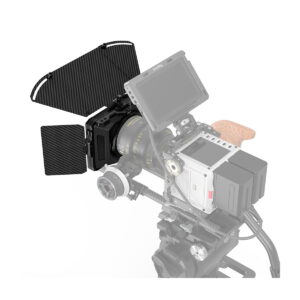 SmallRig 3680 Mini Matte Box Pro on asennettu jalustalle, jossa on objektiivi, puinen sivukahva, suuri ulkoinen näyttö ja akkupaketit, jotka on kiinnitetty ammattimaiseen digitaaliseen elokuvakameralaitteistoon, kaikki kuvattuna valkoisella pohjalla.