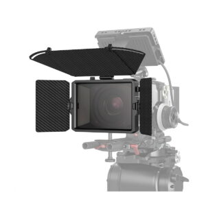 Ammattikäyttöön tarkoitettu videokamera kiinnitetään jalustalle SmallRig 3680 Mini Matte Box Pro -laitteella, jossa on ylä- ja sivupaneelit, jotka estävät ei-toivotun valon pääsyn objektiivista.