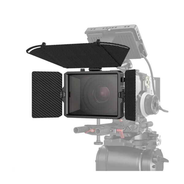 Ammattikäyttöön tarkoitettu videokamera kiinnitetään jalustalle SmallRig 3680 Mini Matte Box Pro -laitteella, jossa on ylä- ja sivupaneelit, jotka estävät ei-toivotun valon pääsyn objektiivista.