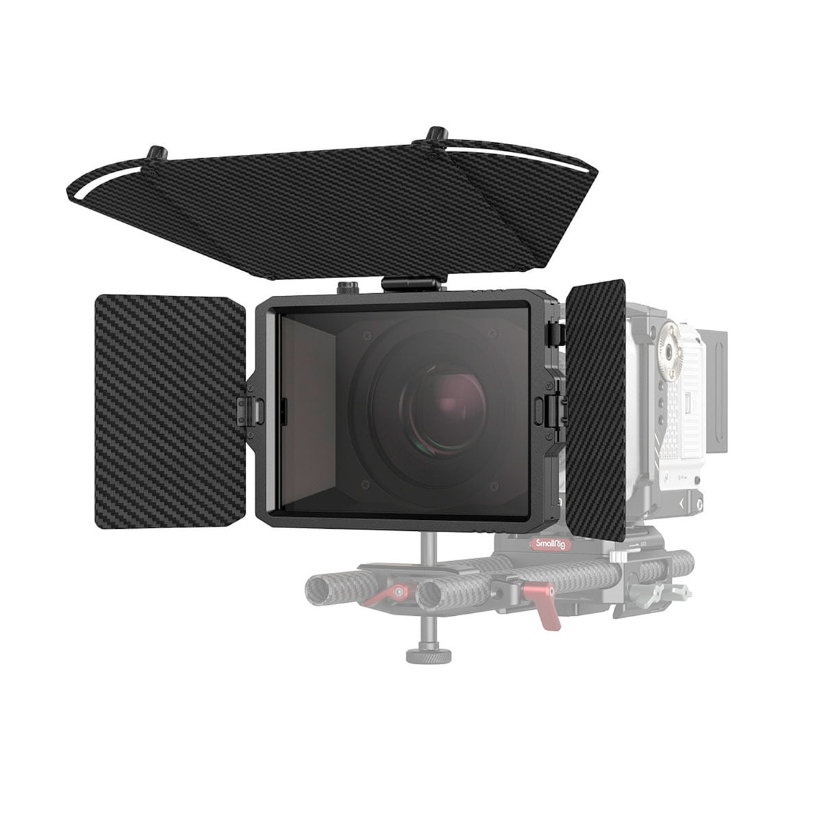 SmallRig 3680 Mini Matte Box Pro, jossa on musta mattaviimeistely, hiilikuituinen yläosa ja sivuläpät, on asennettu ammattimaisen videokameralaitteiston etupuolelle sauvoineen ja lisävarusteineen, kuvassa valkoista taustaa vasten.