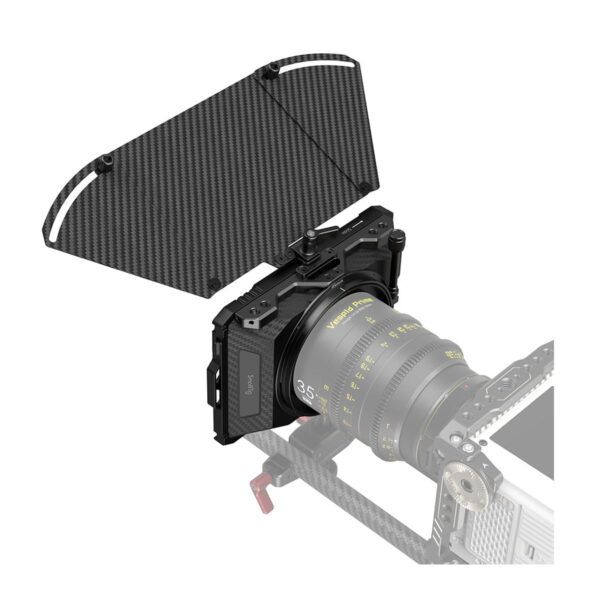 SmallRig 3680 Mini Matte Box Pro, jossa on suuri hiilikuituinen ylälippu, on kiinnitetty ammattimaiseen kameralaitteistoon ja asennettuun elokuvaobjektiiviin, jotka molemmat ovat osittain näkyvissä ja hiukan haalistuneet mattapakkauksen korostamiseksi.