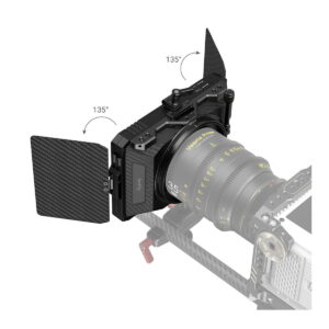 SmallRig 3680 Mini Matte Box Pro kiinnitettynä kameralaitteeseen, jossa on kaksi säädettävää hiilikuitulippua, jotka on asetettu 135 asteeseen, ja Vespid Prime 35mm -objektiivi.