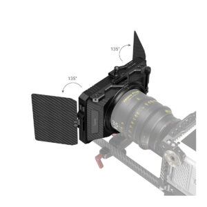 SmallRig 3680 Mini Matte Box Pro, jossa on kaksi säädettävää hiilikuituista sivulippua, jotka on asetettu 135 asteen kulmaan, asennetaan kameralaitteeseen, johon on kiinnitetty elokuvaobjektiivi.