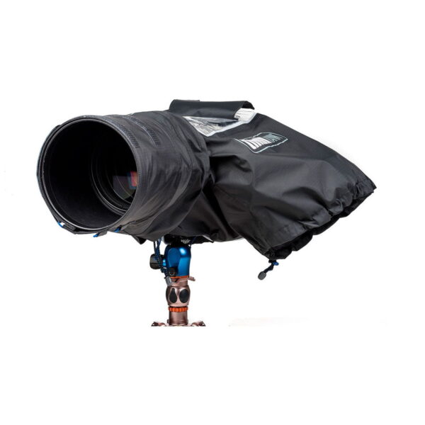 Think Tank Hydrophobia DM 300-600 V3 -sadesuoja suojaa suurta kameraa, jossa on pitkä objektiivi ja joka on kiinnitetty siniseen ja kupariseen jalustaan valkoista taustaa vasten.