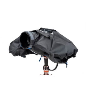 Think Tank Hydrophobia D 24-70 V3 on musta sadesuojus, joka suojaa jalustalle asennettua kameraa ja objektiivia ja suojaa laitteesi vedeltä ja pölyltä samalla, kun objektiivi pysyy avoimena kuvaamista varten.