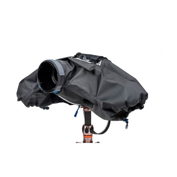 Think Tank Hydrophobia D 24-70 V3 on musta sadesuojus, joka suojaa jalustalle asennettua kameraa ja objektiivia ja suojaa laitteesi vedeltä ja pölyltä samalla, kun objektiivi pysyy avoimena kuvaamista varten.