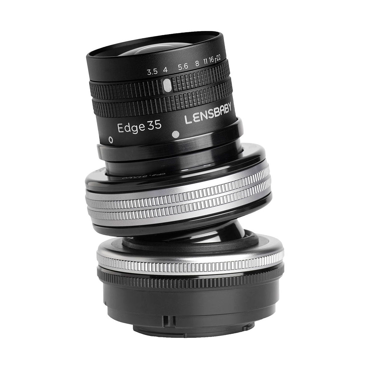 Mustan ja hopeanvärinen Lensbaby Composer Pro II + Edge 35 -objektiivi Sony E:lle, jossa on joustava kallistettava muotoilu säätörenkailla ja merkityillä aukkoasetuksilla, eristettynä valkoiselle taustalle.