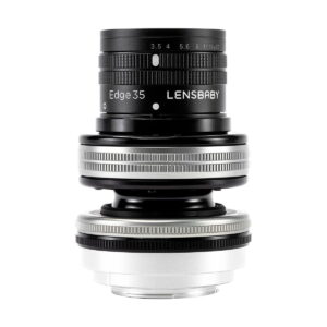 Lensbaby Composer Pro II + Edge 35 Sony E:lle, jossa on aukkomerkinnät ja musta-hopea metalliviimeistely, on pystyssä valkoista taustaa vasten.