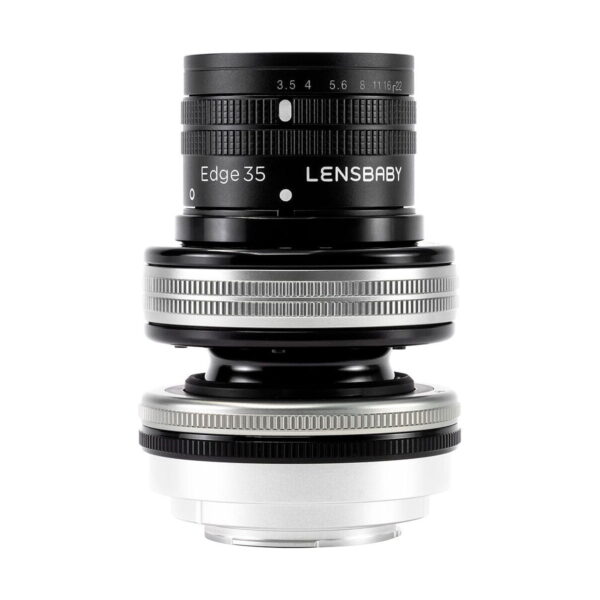 Lensbaby Composer Pro II + Edge 35 Sony E:lle, jossa on aukkomerkinnät ja musta-hopea metalliviimeistely, on pystyssä valkoista taustaa vasten.
