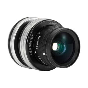 Lähikuva Lensbaby Composer Pro II + Edge 35 - Sony E -kameran objektiivista, jossa korostuvat yksityiskohtaiset tarkennus- ja aukkomerkinnät sen tyylikkäässä mustan ja hopeanvärisessä lieriömäisessä rungossa.