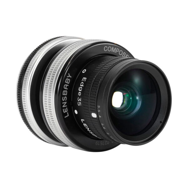 Lähikuva Lensbaby Composer Pro II + Edge 35 - Sony E -kameran objektiivista, jossa korostuvat yksityiskohtaiset tarkennus- ja aukkomerkinnät sen tyylikkäässä mustan ja hopeanvärisessä lieriömäisessä rungossa.