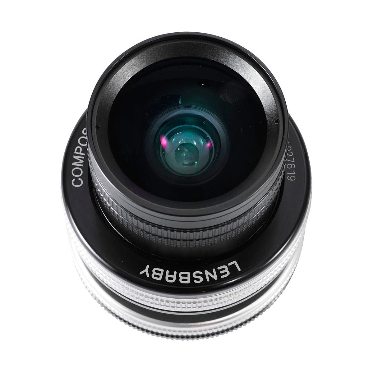 Lensbaby Composer Pro II + Edge 35 for Sony E -objektiivin lähikuvassa, joka on kuvattu ylhäältä valkoisella taustalla, korostuvat objektiivin lasielementit ja yksityiskohtaiset renkaat.