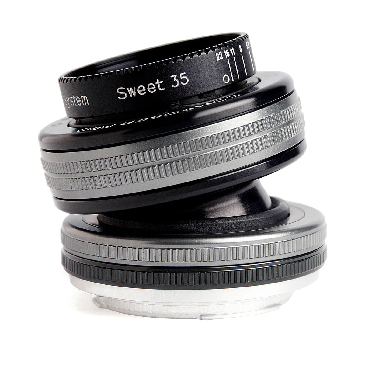 Lähikuva Lensbaby Composer Pro II + Sweet 35 -objektiivista Sony E:lle, jossa näkyy sen musta ja hopeinen viimeistely sekä harjatut tarkennus- ja aukkorenkaat. Objektiivi on hieman kallistettu valkoista taustaa vasten, ja "Sweet 35" -merkintä on näkyvissä.