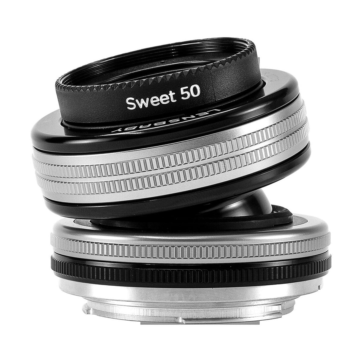Lensbaby Composer Pro II + Sweet 50 Sony E:lle on metallinen kameraobjektiivi, jossa on ainutlaatuinen kallistettava muotoilu, useita kuvioituja renkaita ja jalustakiinnitys, kuvassa valkoista taustaa vasten.