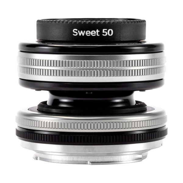 Lähikuva Lensbaby Composer Pro II + Sweet 50 Sony E:lle -objektiivista, jossa näkyy sen kompakti, pyöreä muotoilu, hopeiset ja mustat metallirenkaat sekä kuvioidut tartuntapinnat.
