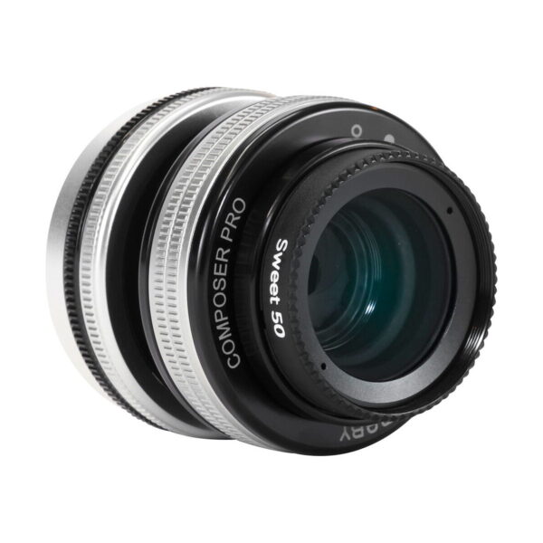 Lähikuva Lensbaby Composer Pro II + Sweet 50 Sony E:lle, jossa näkyy sen hopeanmusta tynnyrimuotoilu "Composer Pro II" ja "Sweet 50" -merkinnöillä ja kirkkailla lasielementeillä.