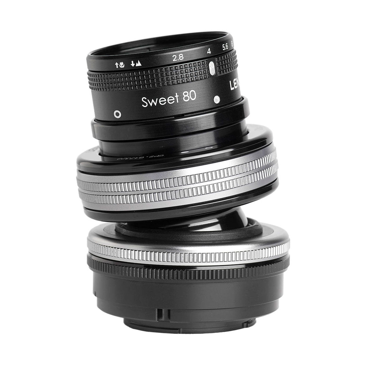 Lensbaby Composer Pro II + Sweet 80 Sony E:lle on mustahopea kameran objektiivi, jossa on kallistettava muotoilu, aukkoalue f/2,8-f/16, kuvassa eristettynä valkoisella taustalla.