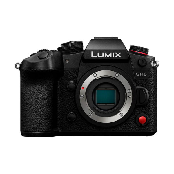Panasonic_Lumix_GH6_001 Mustan Panasonic Lumix GH6 -järjestelmäkameran etukuva, jossa näkyy objektiivin kiinnitys, tuotenimi, säätöpyörät ja eri painikkeet.