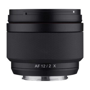 Musta Samyang AF 12mm f/2 - Fuji X -objektiivi, jossa on kuvioitu kahva ja "AF 12/2 X" -merkintä valkoisella pohjalla, ja sen metallinen objektiivikiinnike näkyy alareunassa.