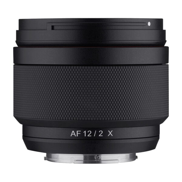 Musta Samyang AF 12mm f/2 - Fuji X -objektiivi, jossa on kuvioitu kahva ja "AF 12/2 X" -merkintä valkoisella pohjalla, ja sen metallinen objektiivikiinnike näkyy alareunassa.