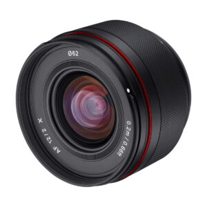 Samyang AF 12mm f/2 - Fuji X -objektiivin lähikuvasta paljastuu sen musta runko, punainen rengas, näkyvät lasielementit ja valkoiset merkinnät, joissa on muun muassa 62 mm:n suodatinkoko ja 1:2-aukko.