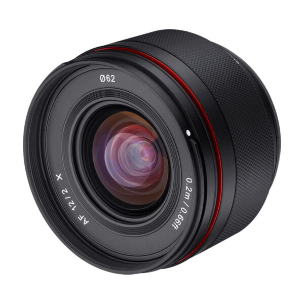 Samyang AF 12mm f/2 - Fuji X -objektiivin lähikuvasta paljastuu sen musta runko, punainen rengas, näkyvät lasielementit ja valkoiset merkinnät, joissa on muun muassa 62 mm:n suodatinkoko ja 1:2-aukko.