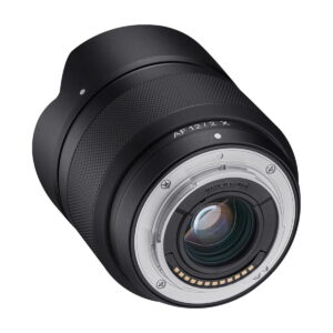 Lähikuvassa Samyang AF 12mm f/2 - Fuji X -objektiivista näkyy takalasi, elektroniset koskettimet ja "AF 12/2 X" sekä "MADE IN KOREA" sen metallisessa kiinnityksessä. Mustassa rungossa on kuvioitu kahva.