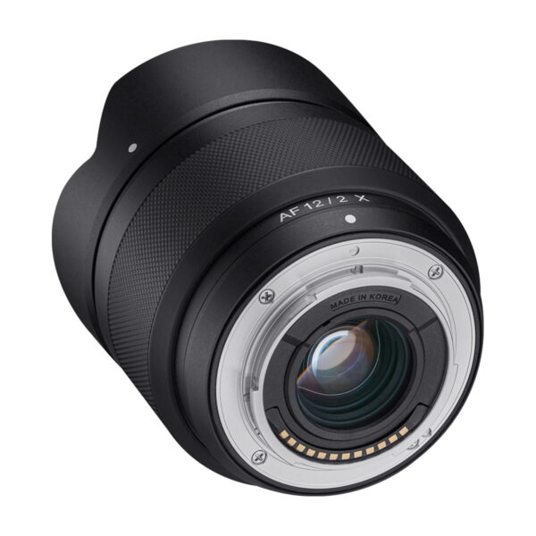 Lähikuvassa Samyang AF 12mm f/2 - Fuji X -objektiivista näkyy takalasi, elektroniset koskettimet ja "AF 12/2 X" sekä "MADE IN KOREA" sen metallisessa kiinnityksessä. Mustassa rungossa on kuvioitu kahva.