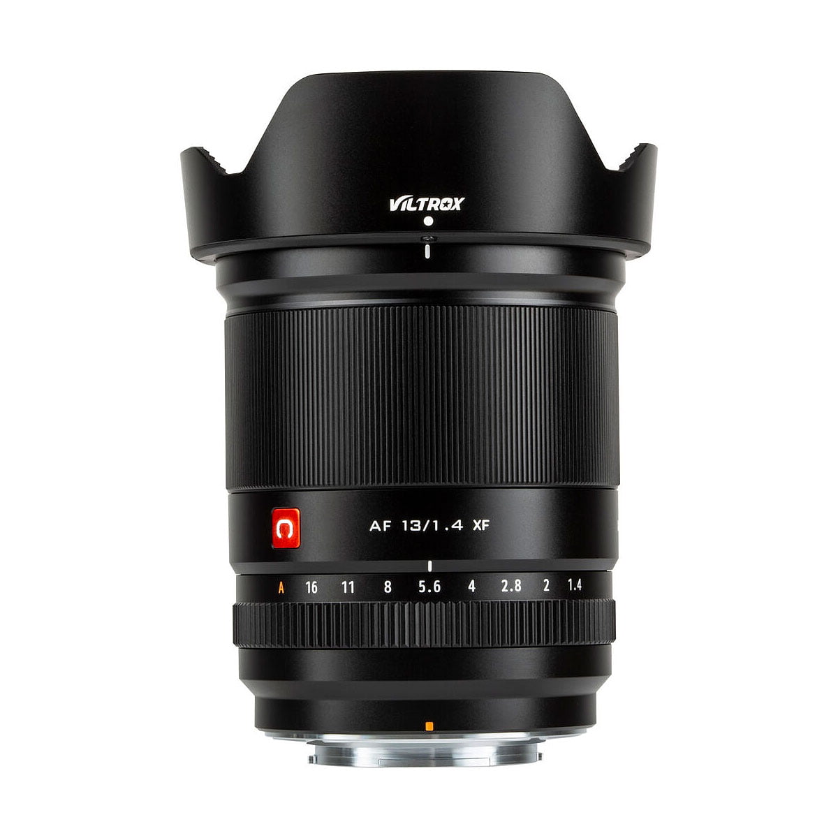 A Viltrox AF 13mm f/1.4 -objektiivi, Fuji X, musta objektiivi vastavalosuojalla, jossa aukko- ja tarkennusmerkinnät näkyvät, valkoista taustaa vasten.