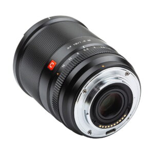 Lähikuva Viltrox AF 13mm f/1.4 -objektiivi, Fuji X näyttää sen mustan linssin, metallisen kiinnikkeen, elektroniset koskettimet ja merkityt aukko- ja tarkennusrenkaat valkoista taustaa vasten.
