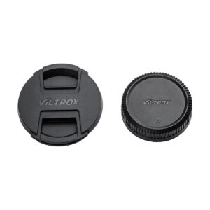Viltrox AF 13mm f/1.4 -objektiivi, Fuji X -objektiivin kaksi mustaa linssinsuojusta näkyvät valkoisella pohjalla: vasemmalla etusivuinen puristussuojus ja oikealla puolella harjattu takasuojus.