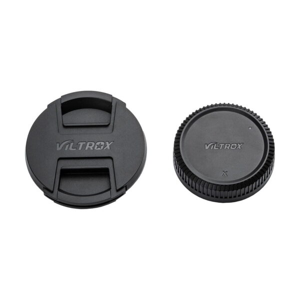 Viltrox AF 13mm f/1.4 -objektiivi, Fuji X -objektiivin kaksi mustaa linssinsuojusta näkyvät valkoisella pohjalla: vasemmalla etusivuinen puristussuojus ja oikealla puolella harjattu takasuojus.