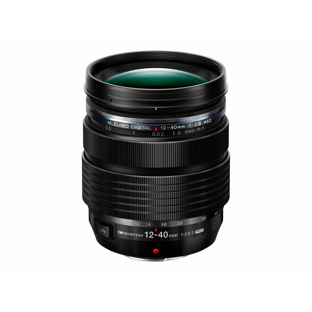 om_system_mzuiko_12-40mm_pro_ii_02 Musta OM SYSTEM M.Zuiko Digital 12-40mm f/2.8 Pro II -objektiivi, jossa on näkyvät tarkennus- ja zoomausrenkaat, objektiivin merkinnät ja sininen korostus yläreunan lähellä.
