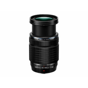 OM SYSTEM M.Zuiko Digital 40-150mm f/4 Pro -objektiivi, joka on kuvattu pystyasennossa valkoisella pohjalla, näyttää objektiivin pidennetyn muodon ja näkyvät merkinnät. Tästä mallista saa tällä hetkellä 200€ käteispalautusta.