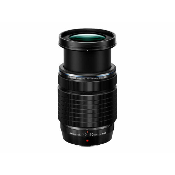 OM SYSTEM M.Zuiko Digital 40-150mm f/4 Pro -objektiivi, joka on kuvattu pystyasennossa valkoisella pohjalla, näyttää objektiivin pidennetyn muodon ja näkyvät merkinnät. Tästä mallista saa tällä hetkellä 200€ käteispalautusta.