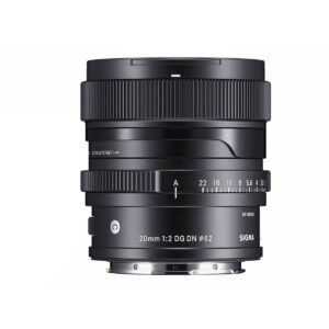 A Sigma 20mm f/2 DG DN C -objektiivi, Sony E, musta, näkyy valkoista taustaa vasten. Objektiivissa on aukko- ja tarkennusrenkaat, aukkomerkinnät sekä brändäys selvästi esillä.