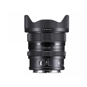 Sigma 20mm f/2 DG DN C -objektiivi (Sony E) näkyy valkoista taustaa vasten, ja siinä on laajakulmainen muotoilu, terälehden muotoinen huppu, tarkennusrengas ja sivukytkimet manuaalista tai automaattitarkennusta varten.