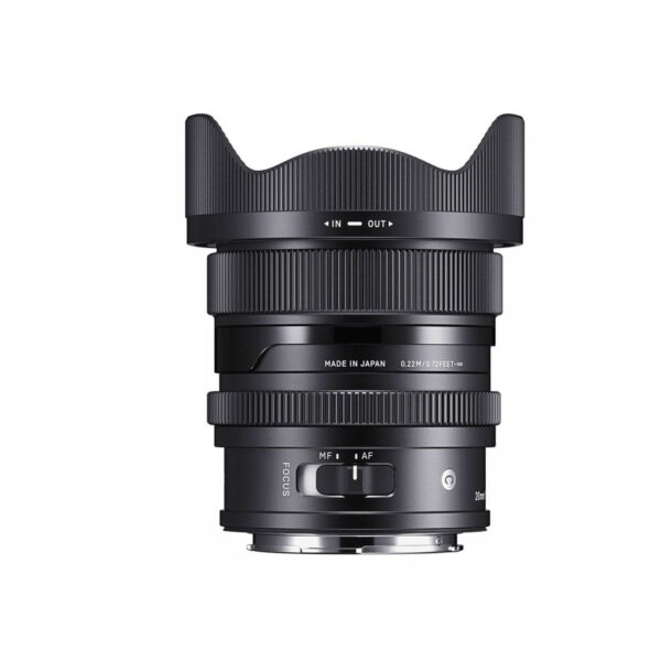 Sigma 20mm f/2 DG DN C -objektiivi (Sony E) näkyy valkoista taustaa vasten, ja siinä on laajakulmainen muotoilu, terälehden muotoinen huppu, tarkennusrengas ja sivukytkimet manuaalista tai automaattitarkennusta varten.