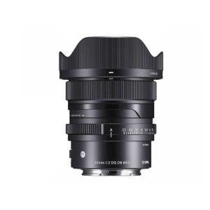 Sigma 20mm f/2 DG DN C -objektiivi Sony E:lle, esitetty mustana, leveällä hupulla, aukkorenkaalla ja etäisyysmerkinnöillä varustettuna, valkoista taustaa vasten.