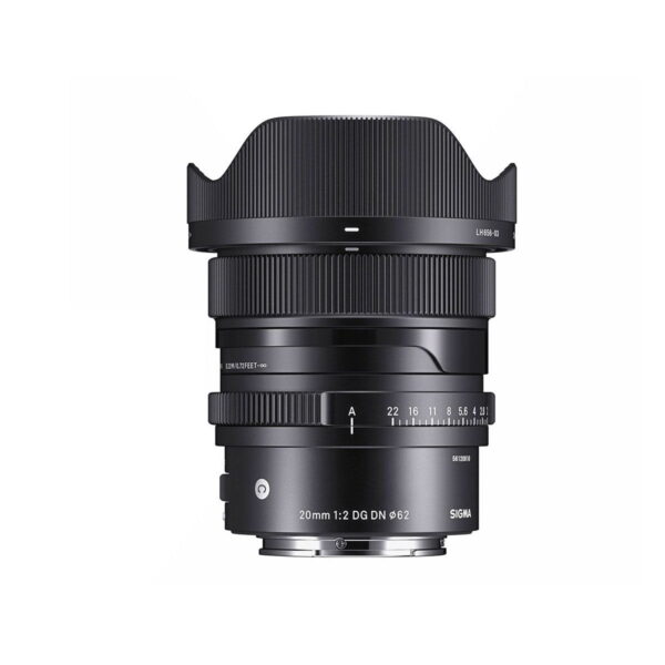 Sigma 20mm f/2 DG DN C -objektiivi Sony E:lle, esitetty mustana, leveällä hupulla, aukkorenkaalla ja etäisyysmerkinnöillä varustettuna, valkoista taustaa vasten.