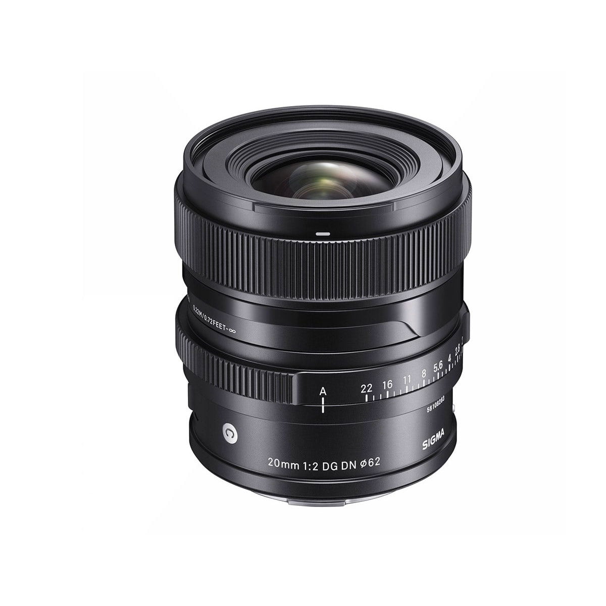 A Sigma 20mm f/2 DG DN C -objektiivi (Sony E), musta, jossa uurrettu tarkennusrengas, aukon säädinyksi ja valkoiset kaiverretut merkinnät, seisoo pystyasennossa valkoista taustaa vasten.