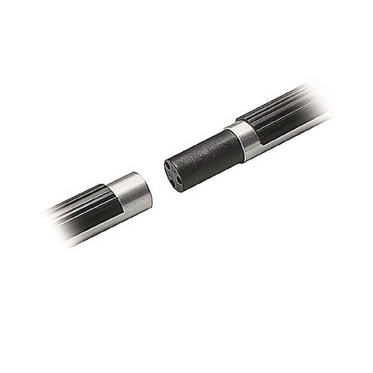 MANFROTTO Vastapaino Tausta 062-3 275cm:ssä on kaksi mustaa ja hopeaa sauvamaista osaa, joissa on kylkikahvat ja jotka on sijoitettu päittäin - toisessa on pistorasia ja toisessa pistoke - valmiina liitettäväksi. Tausta on valkoinen.
