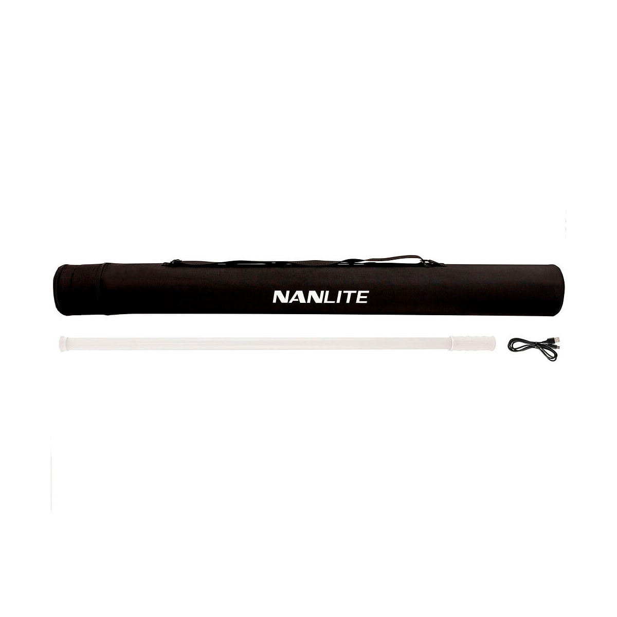 NANLITE PavoTube T8-7X 1 -pakkaus, jossa on musta NANLITE-kantolaukku, valkoinen LED-valoputki ja musta USB-kaapeli, näkyy valkoisella pohjalla.