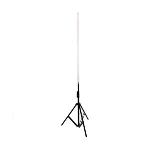 NANLITE PavoTube T8-7X 1 -pakkaus, korkea valkoinen pystysuora LED-putki, on asennettu mustalle jalustalle valkoista taustaa vasten.