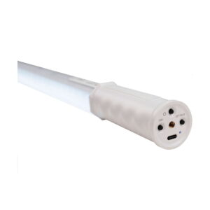 Lähikuvassa NANLITE PavoTube T8-7X 1 kitin LED-putkivalaisimesta näkyy sen valkoinen runko, jossa on kuvioitu kahva, päätykansi, jossa on ohjauspainikkeet, latausliitäntä ja DIM- ja CCT/MODE-merkinnät tavallisella valkoisella pohjalla.