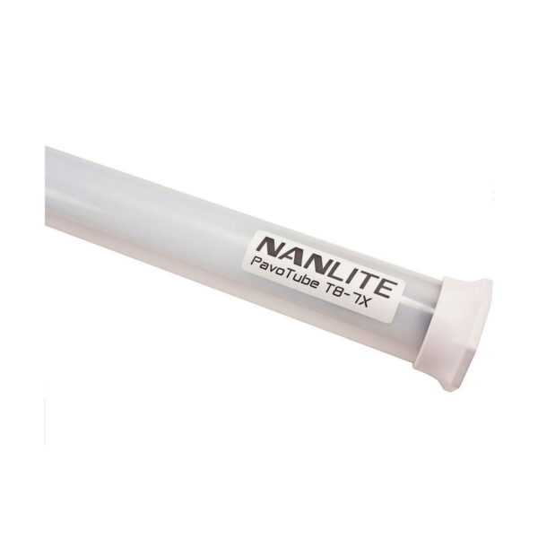 Lähikuva NANLITE PavoTube T8-7X 1 -sarjasta, sylinterimäisestä LED-putkesta, jossa on valkoinen korkki ja mallinimellä varustettu etiketti sen läpikuultavassa rungossa.